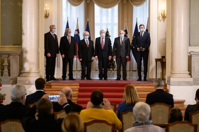 Predsednik Pahor je vročil priznanje jabolko navdiha moški vokalni skupini Fantje z vasi
